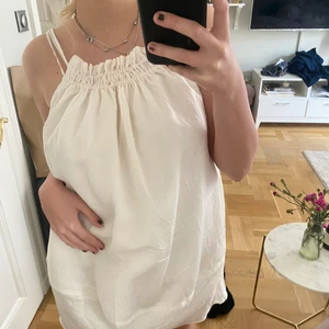 Vit klänning  - Köpte denna i somras, men bara använt en gång, så nu ska den säljas! skit snygg vit klänning som är perfekt till sommaren / student / födelsedag. Den är köpt på H&M och i storlek S. Väldigt bra längd för mig som är 165, slutar ovanför knät precis. Hör av om fler bilder önskas! (Använd EN gång och inga skador på plagget)