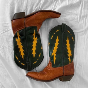 Cowboy boots  - Funderar på att sälja mina otroligt snygga Cowboy boots i väldigt bra skick, strl 39! Kom med rimliga bud✨ frakt tillkommer på 66kr eller hämtas i Lund. BUD ÄR BINDANDE