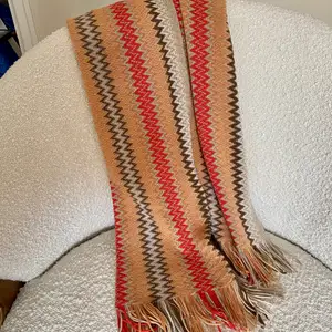 Scarf/ halsduk med fransar i geometriskt mönster och ljusa färger. Mått: 200 cm x 35 cm + fransar, som ny.