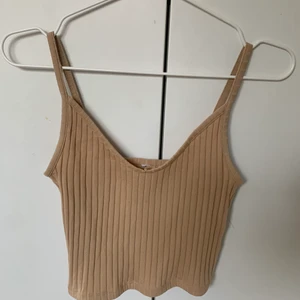  Linne - Jätte fint ribbat från hm. I väldigt bra skick och använd ett fåtal gånger. Banden är insydda sen tidigare för att de va för långa på mig.