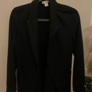 Svart kavaj H&M - Fint skick! 