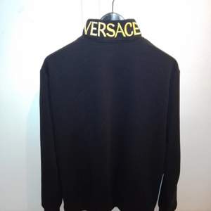 Versace tröja endast använd 2-3 gånger i Nyskick