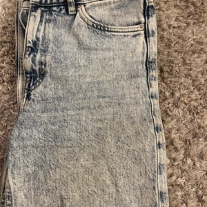Raka jeans  - Säljer mina raka/vida jeans från monki. Skriv privat för fler bilder. Köparen står för frakten💕