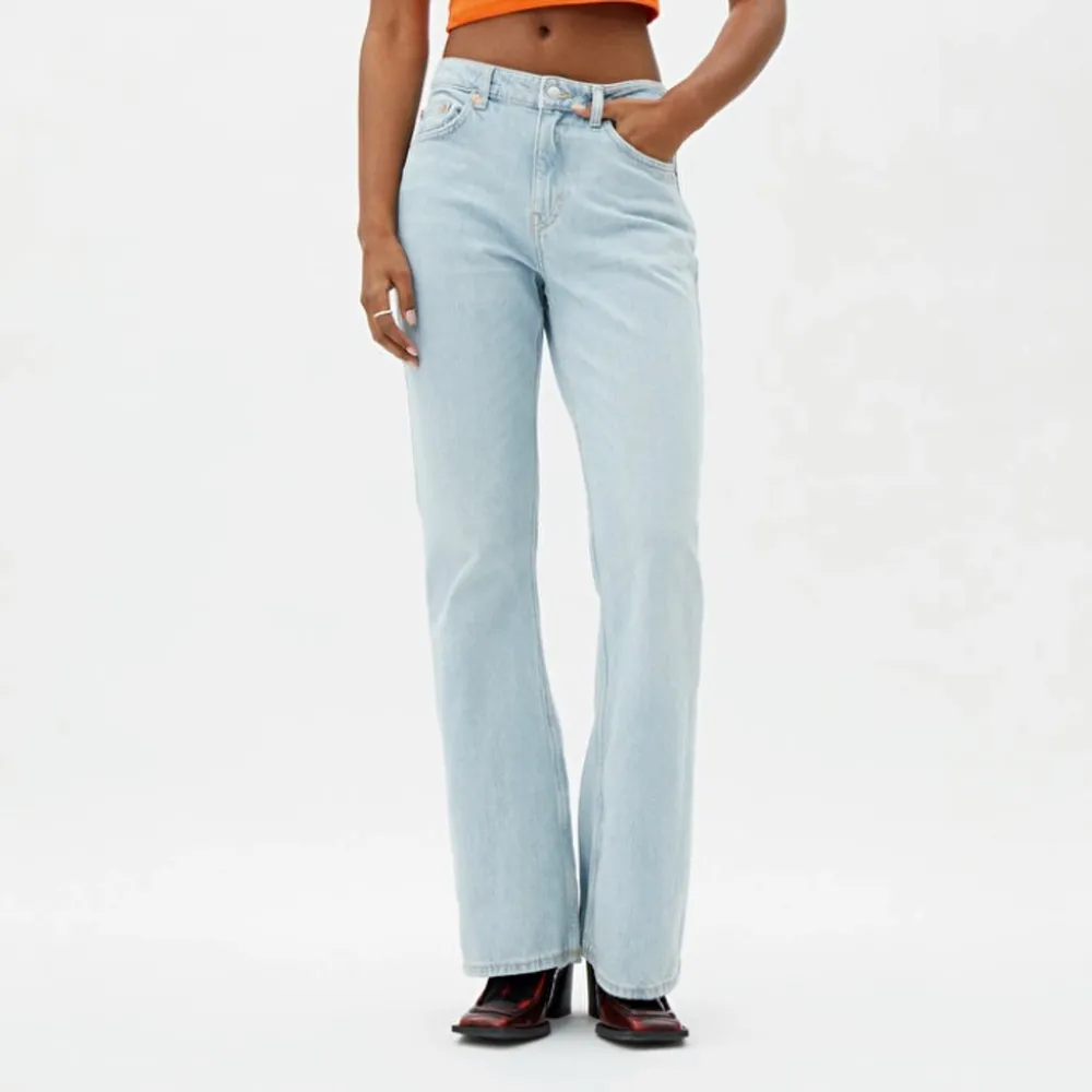 Superfina midrise och bootcut jeans från Weekday i modellen Sway, knappt använda är i nyskick och originalpris är 500 kr. Är storlek 25 i midjan och 32 i längd, passar bra på mig som är 169 (går hela vägen ner) skulle säga att dem är ungefär storlek S🤍. Jeans & Byxor.