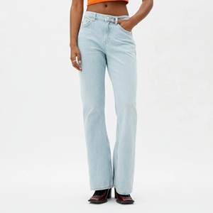Superfina midrise och bootcut jeans från Weekday i modellen Sway, knappt använda är i nyskick och originalpris är 500 kr. Är storlek 25 i midjan och 32 i längd, passar bra på mig som är 169 (går hela vägen ner) skulle säga att dem är ungefär storlek S🤍