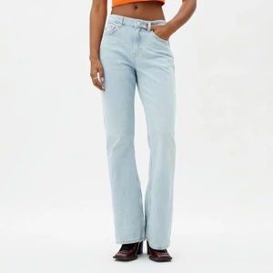 Midrise weekday jeans - Superfina midrise och bootcut jeans från Weekday i modellen Sway, knappt använda är i nyskick och originalpris är 500 kr. Är storlek 25 i midjan och 32 i längd, passar bra på mig som är 169 (går hela vägen ner) skulle säga att dem är ungefär storlek S🤍