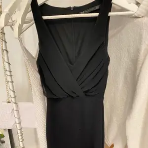 Supersnygg svart klänning från Zara. Modellen är väldigt gammal så tror inte det finns någonstans att köpa den från annars. Den är i storlek XS men skulle säga att den sitter mer som en XXS då den är lite tight. Super bra skick! Frakten ingår ej i priset.🖤