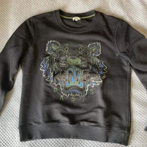 Kenzo crew neck - Storlek M använd ett fåtal gånger. Orginalpris 1200kr säljer för 500kr. Pris kan diskuteras.  