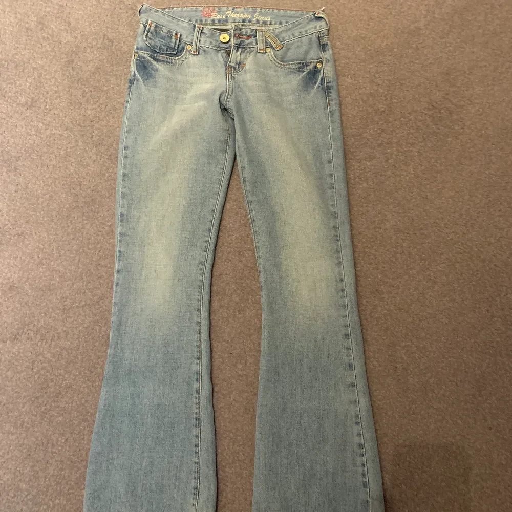 Säljer dessa sjukt snygga lågmidjade bootcut jeans pga att dom är för små på mig💕dom har ett pyttelitet hål som knappt syns (en bild av de på tredje bilden) annars i super bra skick!!💗Skriv till mig privat om ni är intresserade💞 Köpte dom för 500kr💕💕 ( köp direkt för 500kr). Jeans & Byxor.