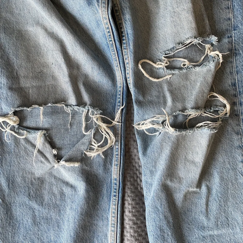 Storlek 38/M, högmidjade riped jeans. Använda 4-5 gånger bra skick, säljer pga att de ej passar längre. Materialet är tunt och därför perfekt till sommaren. . Jeans & Byxor.