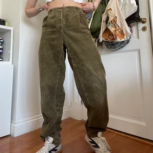 Gröna manchesterbyxor baggy vintage - Vintage gröna/mossgröna manchesterbyxor med en baggy fit 🌵 Dessa byxor sitter så så bra och är det skönaste som finns då de är stora vid benen! Älskar bakfickan den lilla tagen! Passar bra till en stickad tröja nu till våren eller med en tight babytee till sommaren! Saknar 1 av 4 knappar där fram men går att bara sy på en! ;) skriv för mått! <3