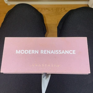 Modern Renaissance palett Anastasia - Säljer denna ögonskuggspalett från ABH, anastasia Beverly hills. Säljer den då den aldrig används, endast få skuggor använda. Köpt för ca 600kr. Möts helst upp i sthlm då den lätt kan gå sönder via frakt