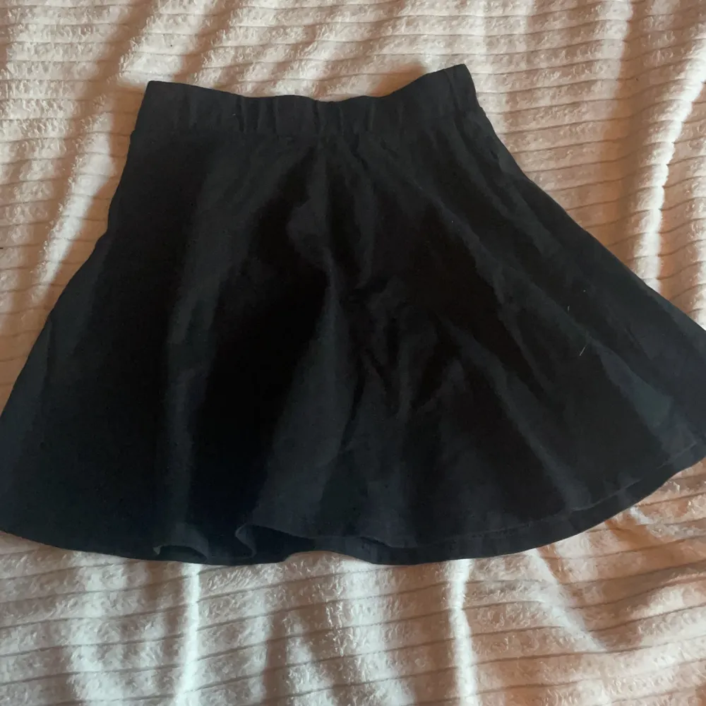 Fin svart Kappahl kjol, nästan aldrig använd. Storlek 158/164⚡️ Konstakta om du är intresserad 💞. Kjolar.