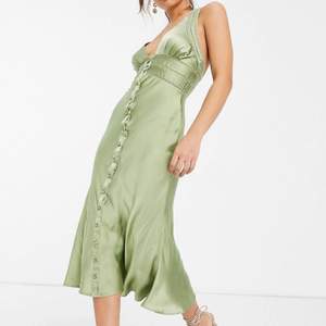 Grön klänning från Asos Design i storlek 34, endast provad. Köpt för 469kr, slutsåld i de flesta storlekarna. Tyvärr blivit för liten och har inte använts av mig. Lappar sitter kvar. 250kr + frakt <3