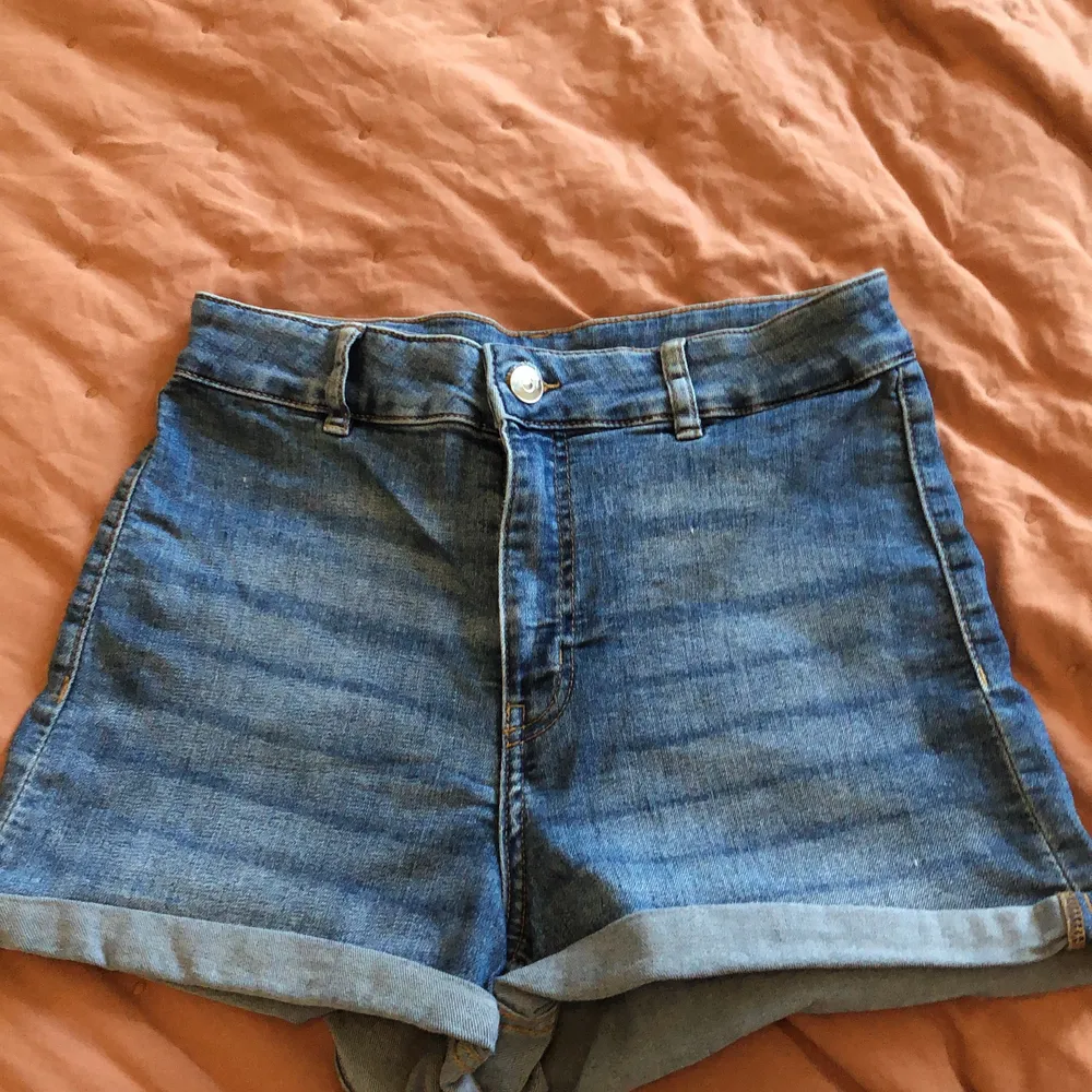 Säljer ett par mörkblå jeans shorts. De är högmidjade och ganska korta. Jag köpte dem från HM för två år sedan. De är väldigt stretchiga. Mycket bekväma och svala, passar bra till sommaren :) pris kan såklart diskuteras. Shorts.