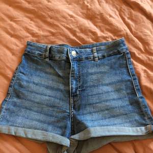 Säljer ett par mörkblå jeans shorts. De är högmidjade och ganska korta. Jag köpte dem från HM för två år sedan. De är väldigt stretchiga. Mycket bekväma och svala, passar bra till sommaren :) pris kan såklart diskuteras