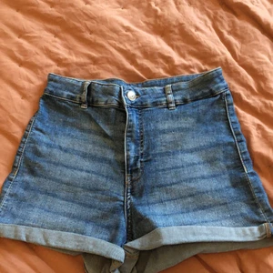 Mörkblå jeans shorts - Säljer ett par mörkblå jeans shorts. De är högmidjade och ganska korta. Jag köpte dem från HM för två år sedan. De är väldigt stretchiga. Mycket bekväma och svala, passar bra till sommaren :) pris kan såklart diskuteras