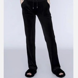 Juicy couture  - Fina använda en del men ändå bra skick! En del på ena snöret har tyvärr låstnat men inget man tänker på. Kom privat för fler bilder 