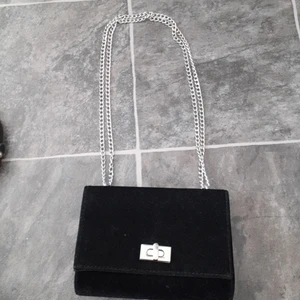 Väska - Säljer min svarta väska med silverdragkedjer eller vad man nu säger, och som ni ser så kan man hålla den på två olika sätt. Och den är i jättebra skick!💗