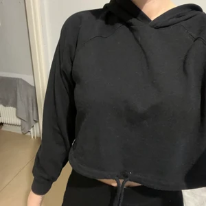 Hoodie  - Kort hoodie med snören