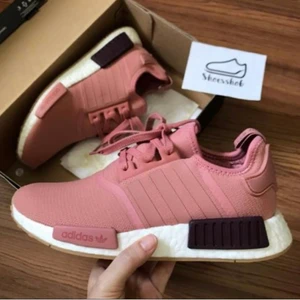 Rosa adidas nmd - Säljer mina nmd då de inte kommer till användning längre. Storlek 40, använda men i fint skick.