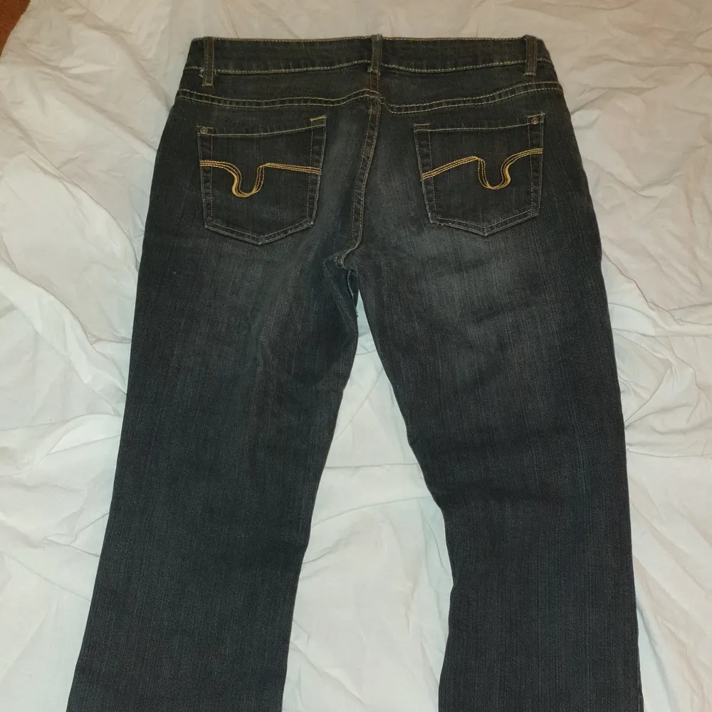 Grå jeans i storlek 38 är  cirka 165 lång 💙. Jeans & Byxor.