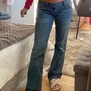 Jeans - Lägger ut igen pga oseriös köpare !!! Så fina jeans köpta här på Plick!! Tyvärr lite stora på mig som vanligtvis är 36 (lånade bilder)💓Perfekta i längden för mig som är 167 och skulle tro att de passar en W28!! Frakt 66kr