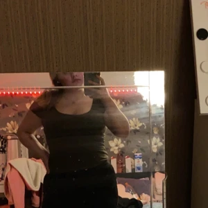 HM - En t-shirt från hm som jag köpte till en undklädning. Den är militär grön och man ser bäst vilken färg de är på bild 2. Den är i storlek s och inte använd så mycket alls