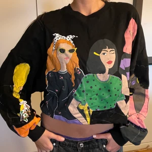 Långärmad tröja  - Långärmad tröja men som är som en croptop! Super skön, från zara! Stl medium! Men är lite oversized! Snyggt print som är i bra skick! 