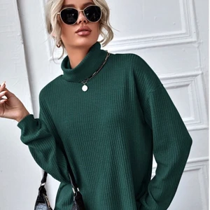 Grön turtleneck - Grön/teal/ mörkturkos turtleneck! Super snygg tröja, testad men aldrig använd! Stl L men skulle säga att den är en Medium