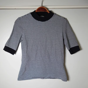 Randig tröja - Randig, kortärmad tröja med muddar (resår) i ärmslut och hals🌱