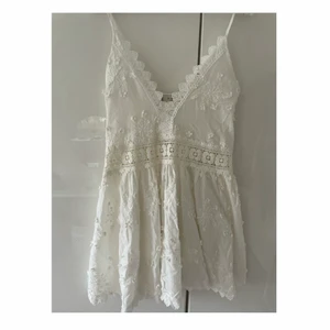 Studentklänning By Malina - Säljer denna superfina studentklänning från by malina. Den är i strl xs och i jättebra skick. Nypris cirka 2500kr💓