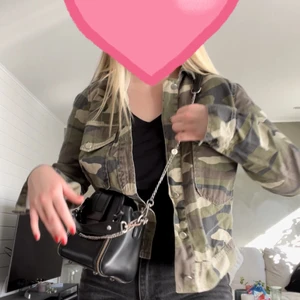 Camouflage jacka - Säljer denna coola camouflage jacka som ej kommer till användning tyvärr. Storlek 34 o passar 32-38 typ💚💚💚