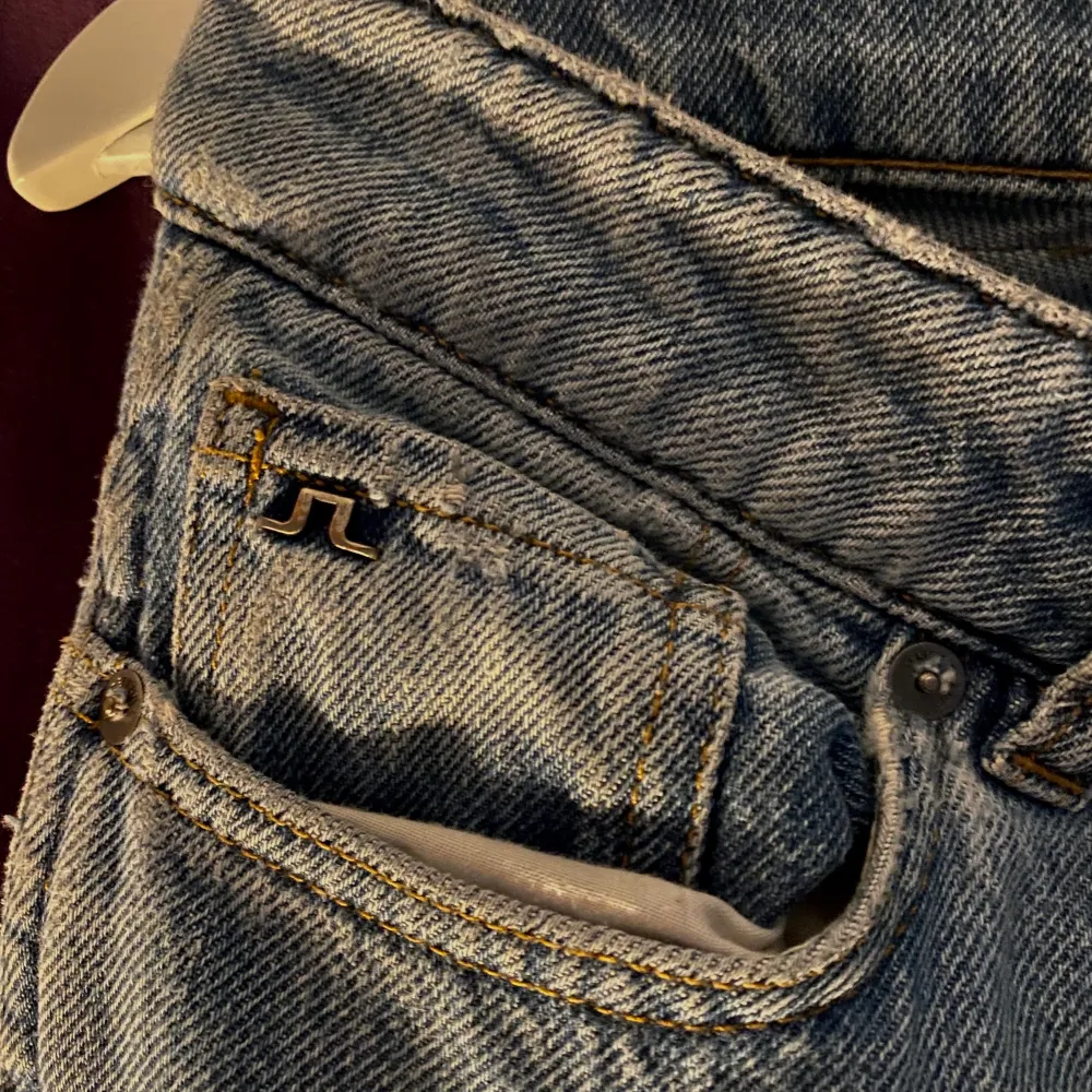 Fina straight leg jeans från j lindeberg. Ser gråå ut på alla bilder men dem är ljus blåå i verkligeten 💕. Jeans & Byxor.