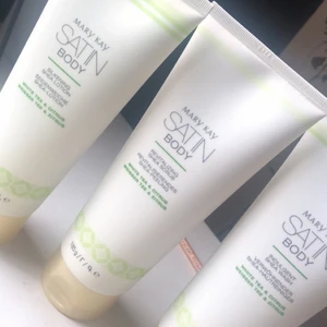 Mary cay body skrub, wash, lotion - Säljer dessa då jag redan har ett par. Aldrig använda. Har man frågor eller vill ha fler bilder så äre ba att skriva!💕 står ej för frakt. 350kr för en, 600kr för två och 850kr för alla💘