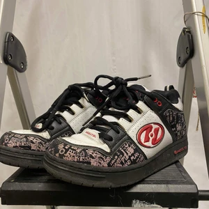 Heelys - Ett par snygga och roliga heelys skor, heelys är skor som man kan sätta på hjul under och åka runt. Lite avskavd färg eftersom dom är köpt på sellpy men otroligt bra skick. (Obs frakt är inte inräknat i priset)