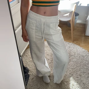 Linnebyxor  - Säljer dessa jättefina linnebyxor från Kappahl då jag har flera linnebyxor⭐️ Köpta 2021 och använda få gånger. Jag är 166cm och är man längre finns det ca 2cm att sprätta upp längst ner. Storlek xs men passar även mig som brukar ha S💞