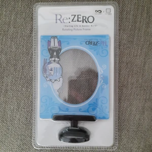 Re:Zero fotoram - Loot crate exclusive dubbelsidig fotoram med Rem och Ram från Re:Zero. Den är från en loot anime crate för flera år sedan och aldrig öppnad trots att ena sidan är upp och ned, finfint skick. Kan hämtas i Hammarby Sjöstad, annars står köparen för frakt :)