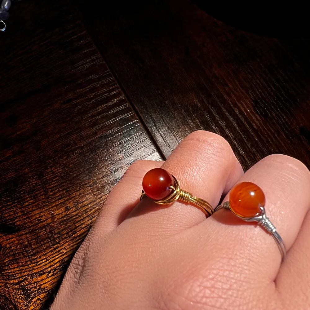 Jättevackra handgjorda ringar med karneol pärlor!💕 Pärlorna är ca 8mm stora och ringarna finns i både silver och guld samt kan göras i alla storlekar🥰 Karneol är kristallen för självförtroende och energi så bär denna ring när du vill visa din bästa sida utåt eller vill arbeta med din egna självkänsla🧡. Asusteet.
