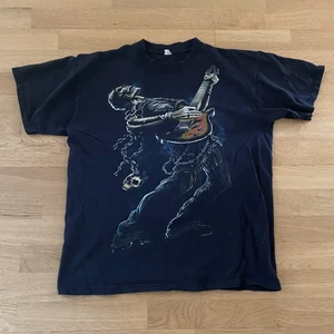 t-shirt med skelettmotiv - asball tshirt med coolt skelettmotiv, som jag tyvärr inte använt. köpt dyrt på beyond retro, för runt 400 spänn. priset går självklart att diskutera. sitter som en m-l, oversized i storleken. ser blå ut på bilden men skulle säga att den snarare är svart, kan skicka fler bilder om det behövs. 