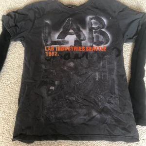 Kan tröja s - Den är super fin den är har bara använts några gånger. Den ska se lite cool och y2k ut. Den sitter snyggt med som svarta armarna in syda 