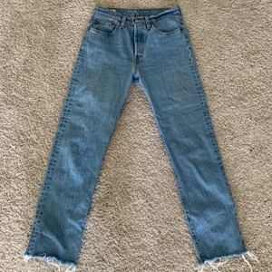 Levi’s 501 jeans dam - Säljer dessa 501 jeans i stl w27 l28 då dom inte passar längre. Använda men i mycket bra skick. För fler bilder är det bara att skriva💓 (köparen står för frakten)