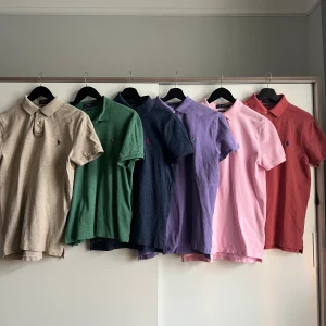 Ralph Lauren Piké  - 6 st Ralph Lauren pikéer säljes. Superfin kvalitet och fina färger perfekta till sommaren! Inköpta för ca 999 kr/st. Alla är i strl M, i modellen Custom Slim Fit, förutom den gröna som är Slim Fit. De sitter likadant! Jag har vuxit ur dem :) Köpaten står för frakt. 