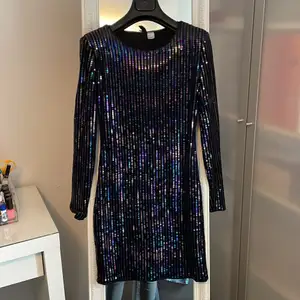 Glittrig klänning från HM i storlek 36. Pris 100kr eller bud plus ev frakt! 💗