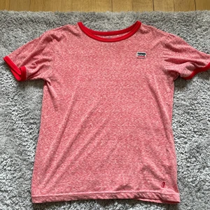 Röd Levi’s tröja storlek 164cm(S) 130 kr - Röd Levi’s tröja som är sprecklig, väldigt skön och stretchig 😍 