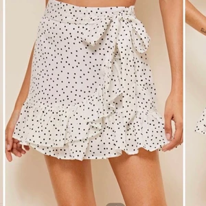 volangkjol  - oanvänd kjol från shein 