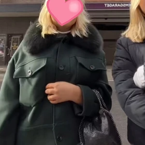 Meotine jacka  - Intressekoll på min jätte fina meotine jacka i färgen grön. Köptes i Danmark i början av 2022 och den enda lilla defekten är att knappen sitter lite löst på ens fickan men går o fixa super snabbt! Byter gärna mot en annan färg.  Bud på 1900❤️