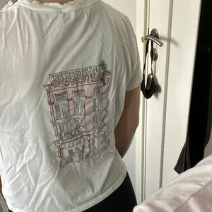 T-shirt från NA-KD  - Säljer denna söta t-shirt från NA-KD då den inte kommer till användning längre😊 Jag är 163 cm och t-shirten är strl xs