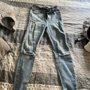 Skitfina jeans från Hollie, tyvärr för stora för mig ( storlek 38 ) och är en 34 36 , och därav anledningen till att dem säljs, dem är väldigt sköna och har stretch material. Kan tänka mig sänka vid ett bra bud.💓