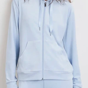 Gina tricot  - Hej! Ska sälja min kofta från Gina tricot knappt använd köpt under sommaren. Inget fel med koftan ser helt ny ut och är len fortfarande skriv för bilder eller frågor!💕